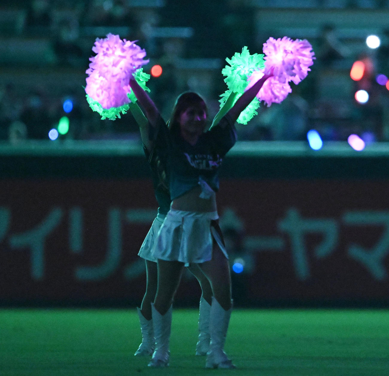 試合後、電飾のアイテムを手にビクトリーセレモニーをする東北ゴールデンエンジェルス（2022年7月31日撮影）