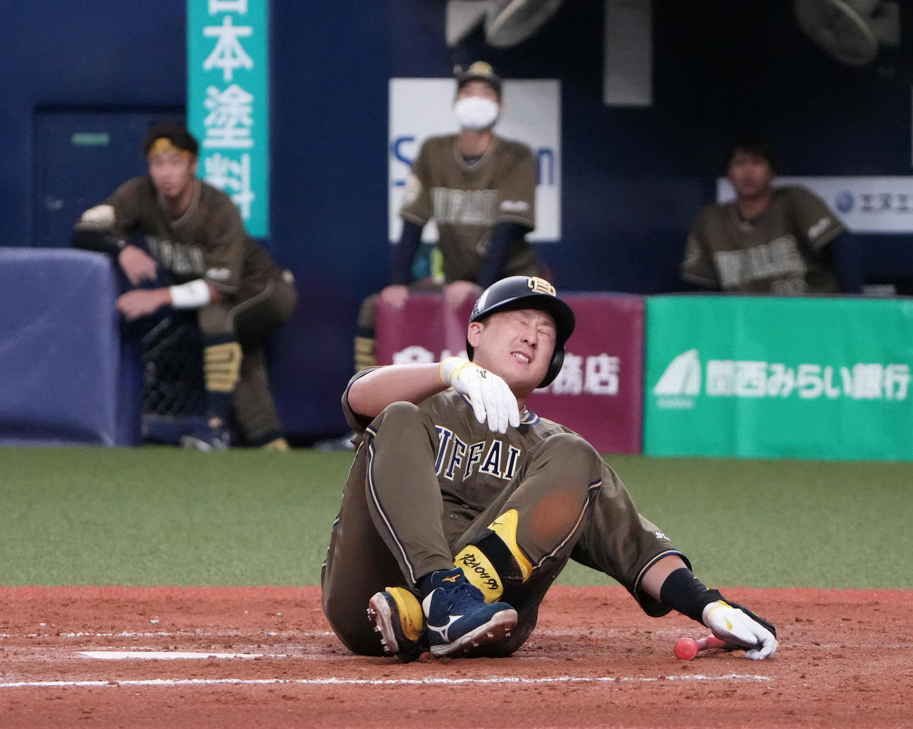 オリックス対日本ハム　9回裏オリックス2死一塁、死球を受け倒れ込む杉本（撮影・清水貴仁）