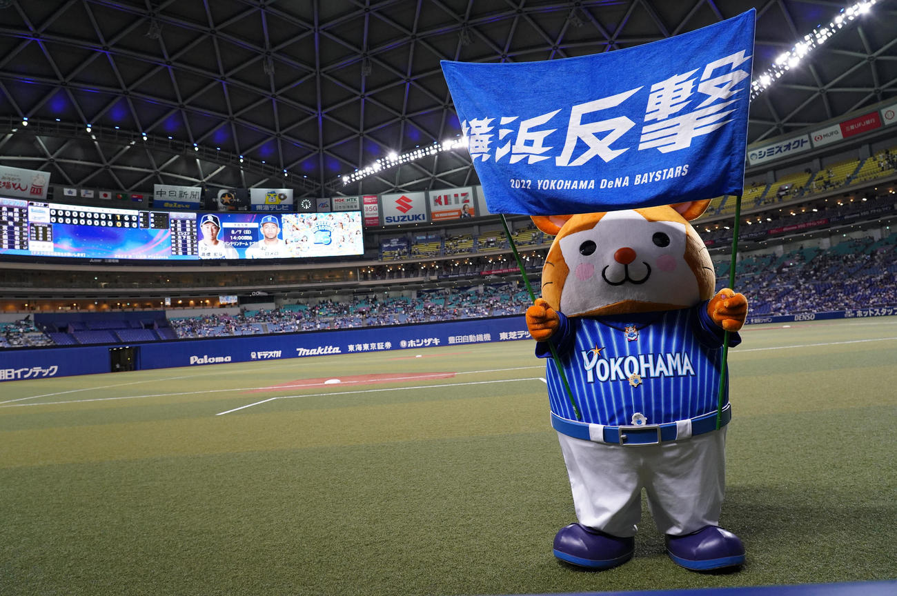 中日に連勝し横浜反撃の旗を手に球場を回るスターマン（撮影・森本幸一）