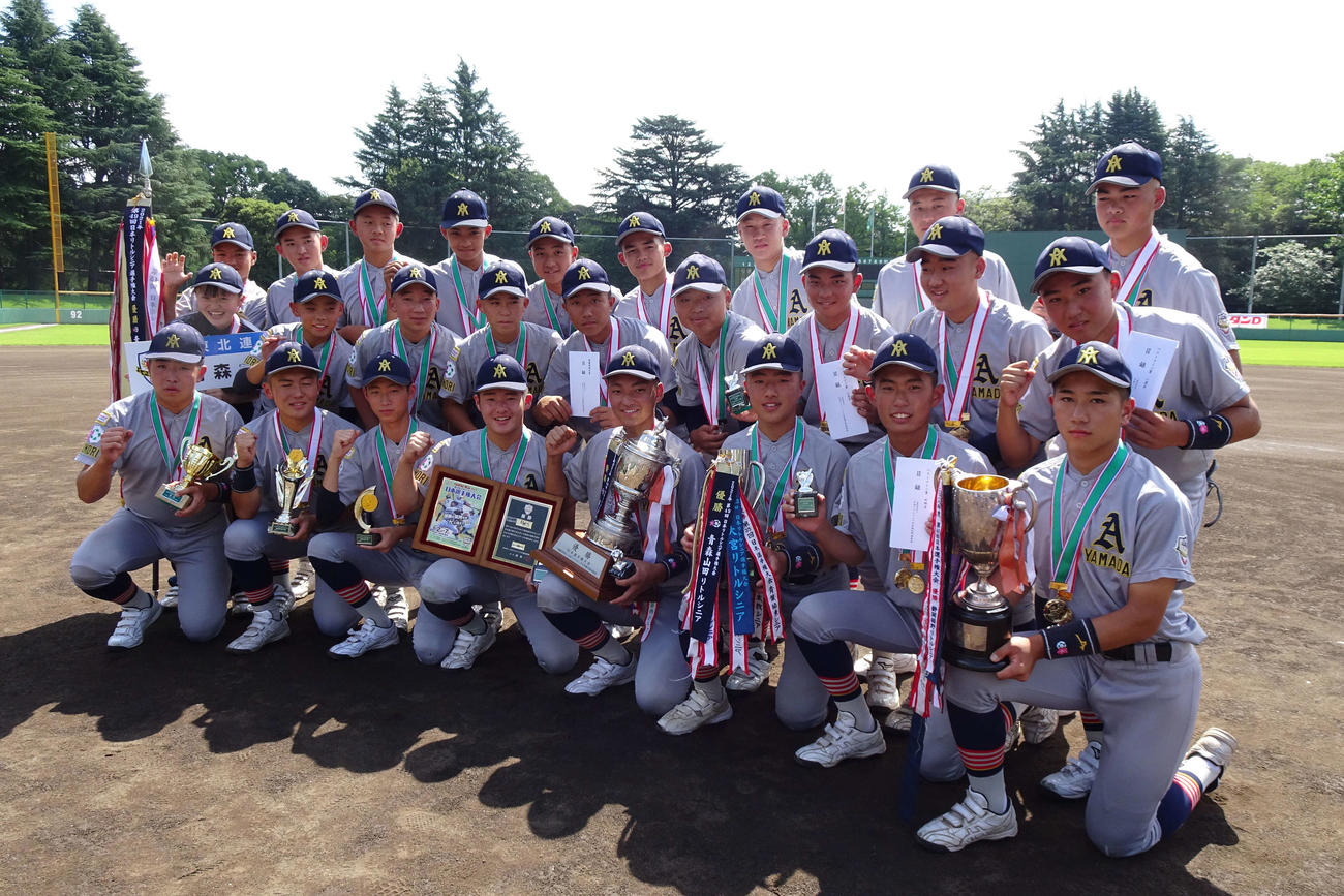 大会2連覇を達成した青森山田は笑顔でポーズ