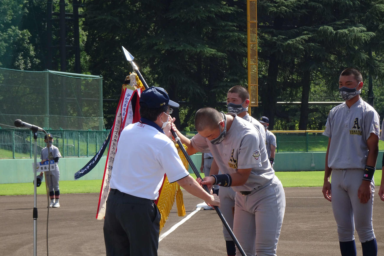 表彰式で優勝旗が青森山田に授与された