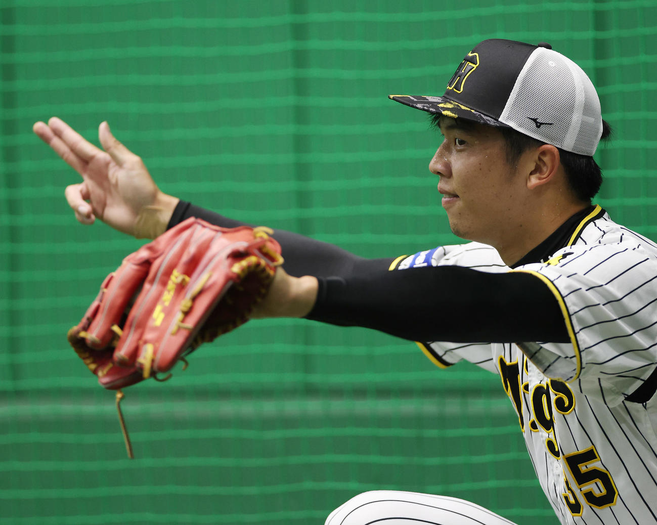 キャッチボールで調整する阪神才木浩人（撮影・前田充）
