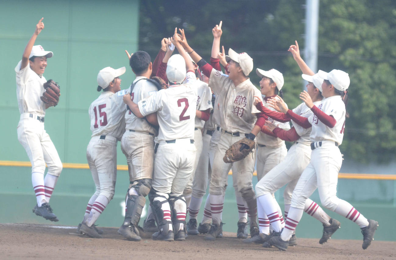 2度目の優勝を決め、マウンドで喜び合う城南鵬翔クラブの選手たち。左端が新井梨音（撮影・吉池彰）