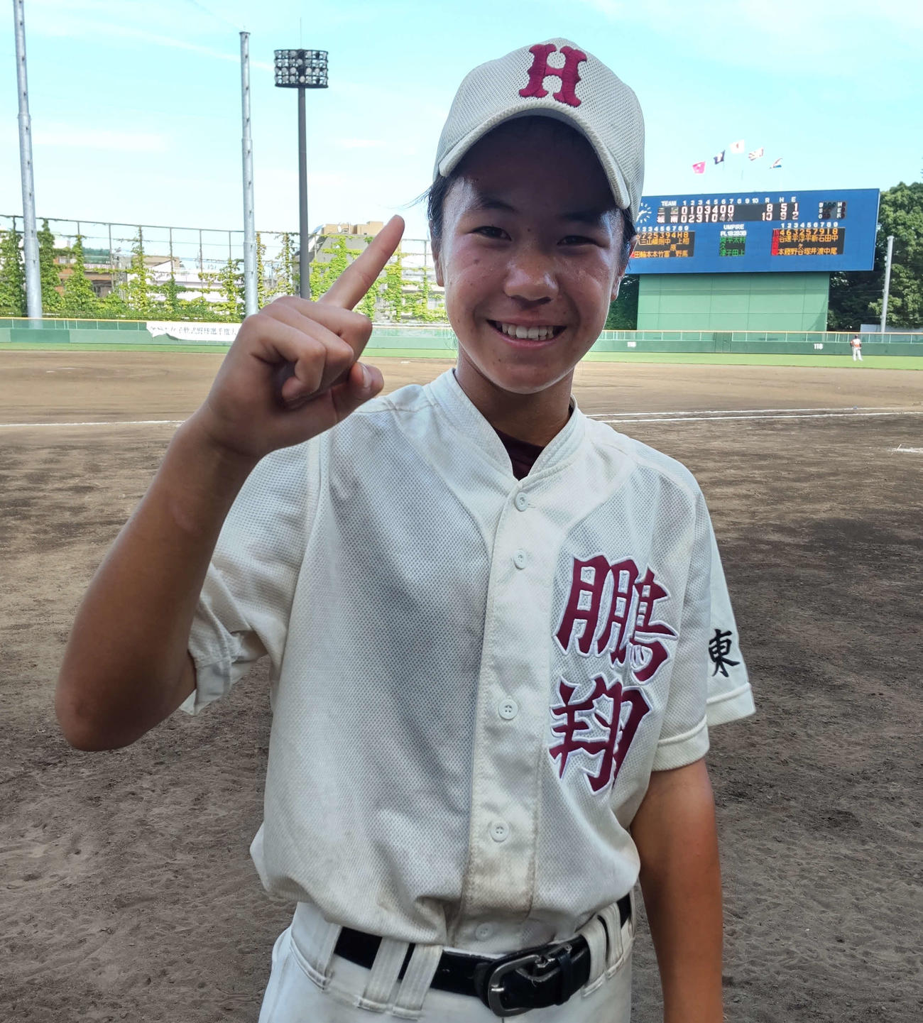 勝利を決める勝ち越し2点打を放った城南鵬翔クラブの新井梨音（撮影・吉池彰）