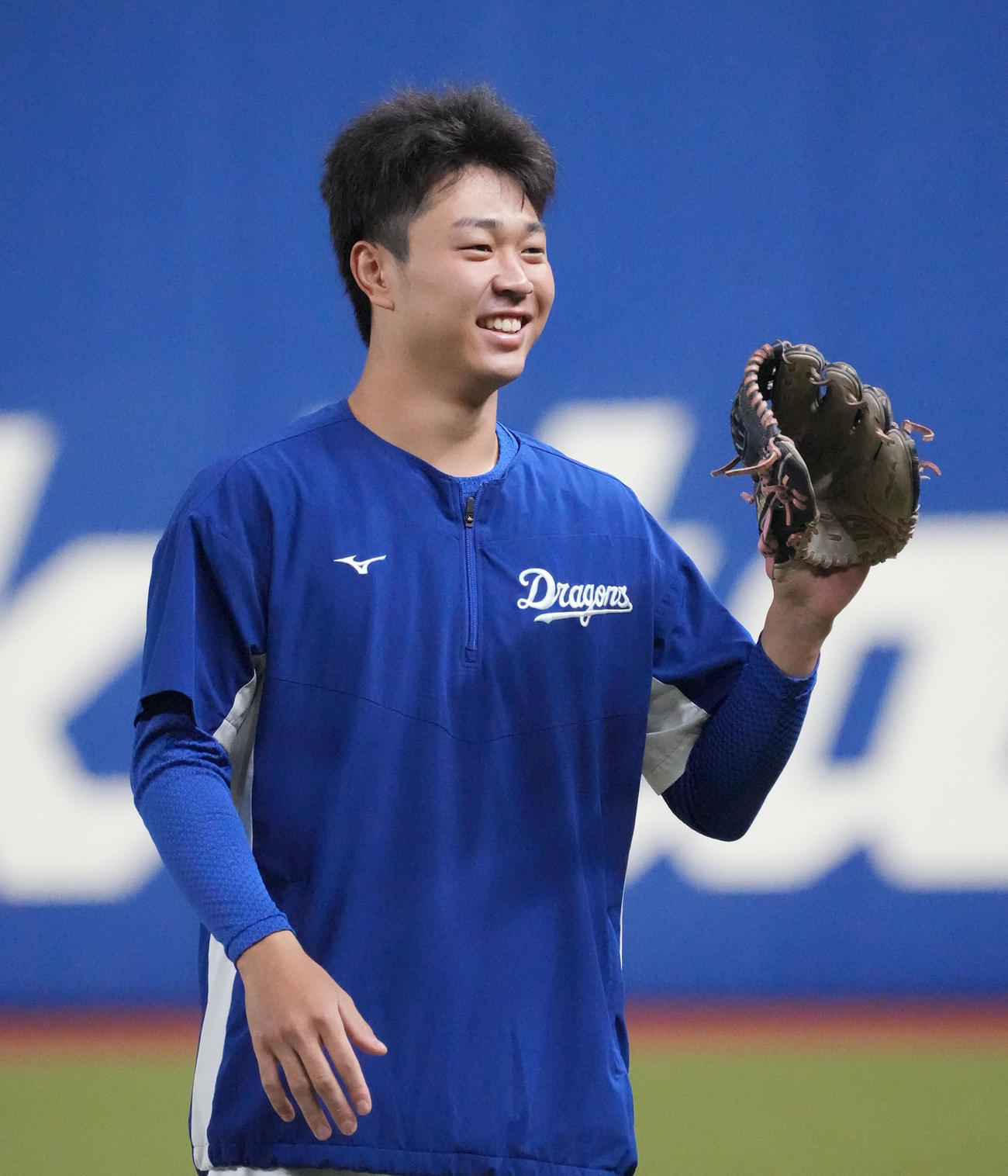投手練習の合間に笑顔を見せる高橋宏（撮影・森本幸一）