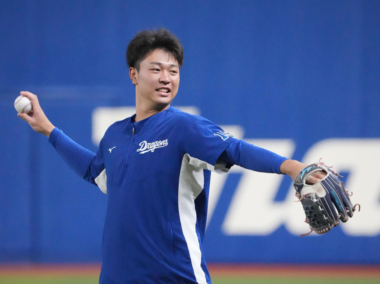 明るい表情でキャッチボールをする高橋宏（撮影・森本幸一）