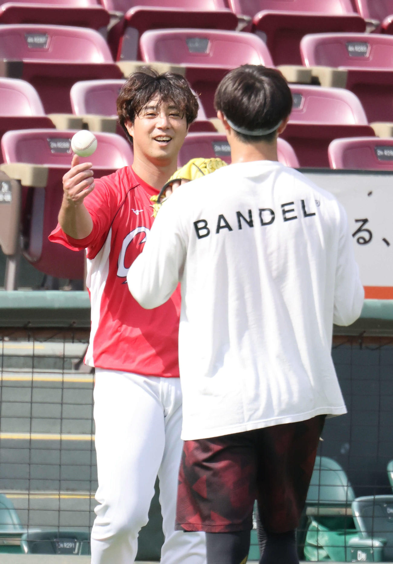 1軍に合流した野村祐輔（左）森下暢仁と笑顔でキャッチボール（撮影・加藤孝規）
