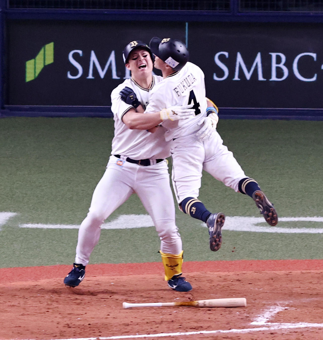 オリックス対ヤクルト　9回裏オリックス無死一、二塁、吉田正尚の中前適時打で生還した二塁走者福田周平（右）は杉本裕太郎に抱きついた（2021年11月20日撮影）