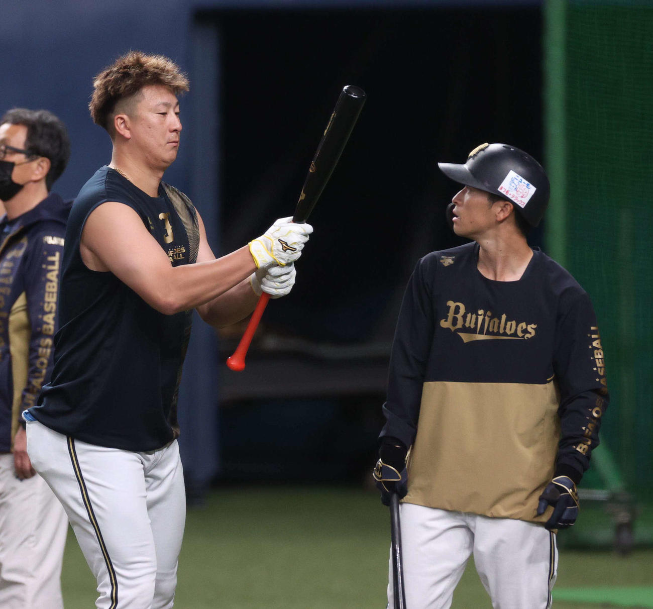 3月23日、内角球の打ち方を福田（右）から教わる杉本