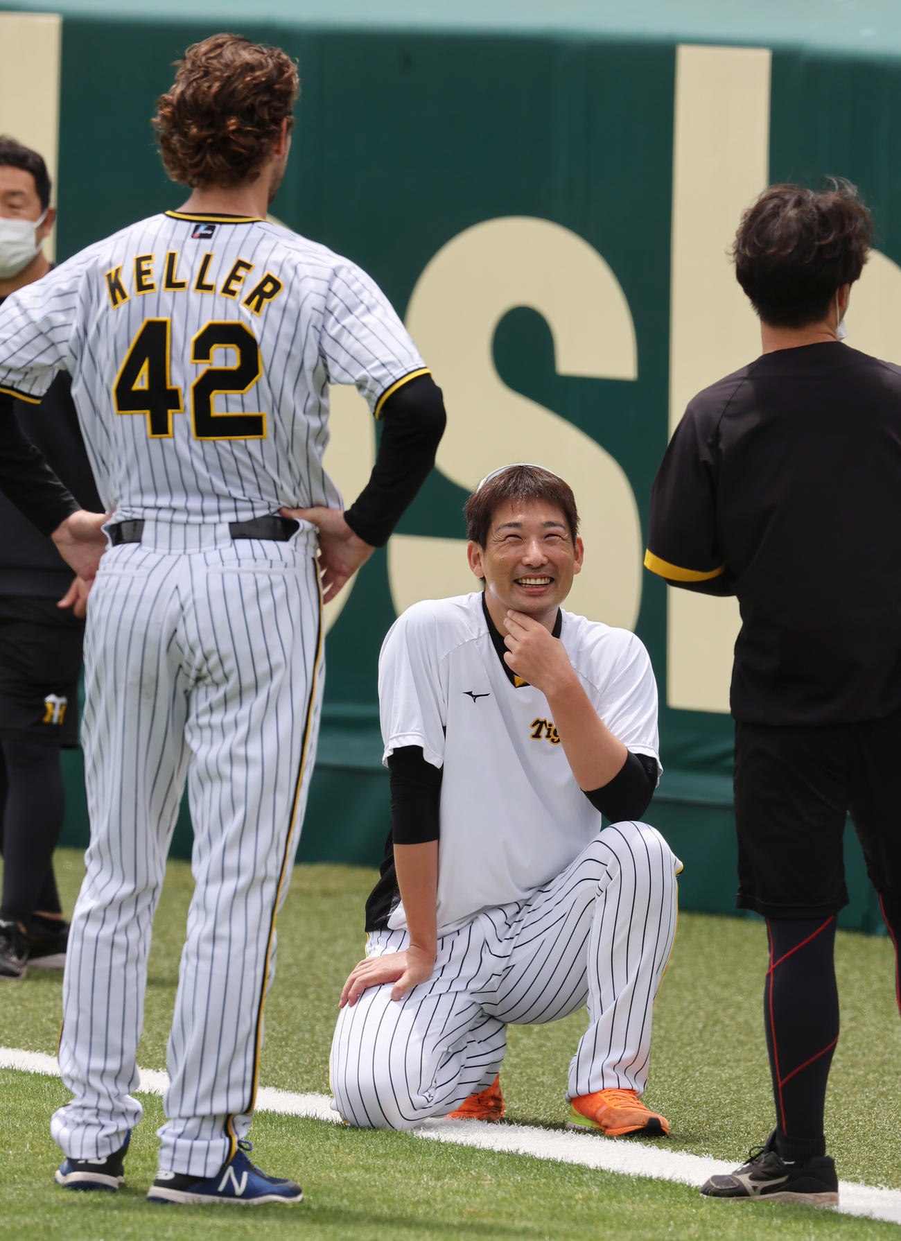 6月15日、ケラー（左）と談笑する岩崎