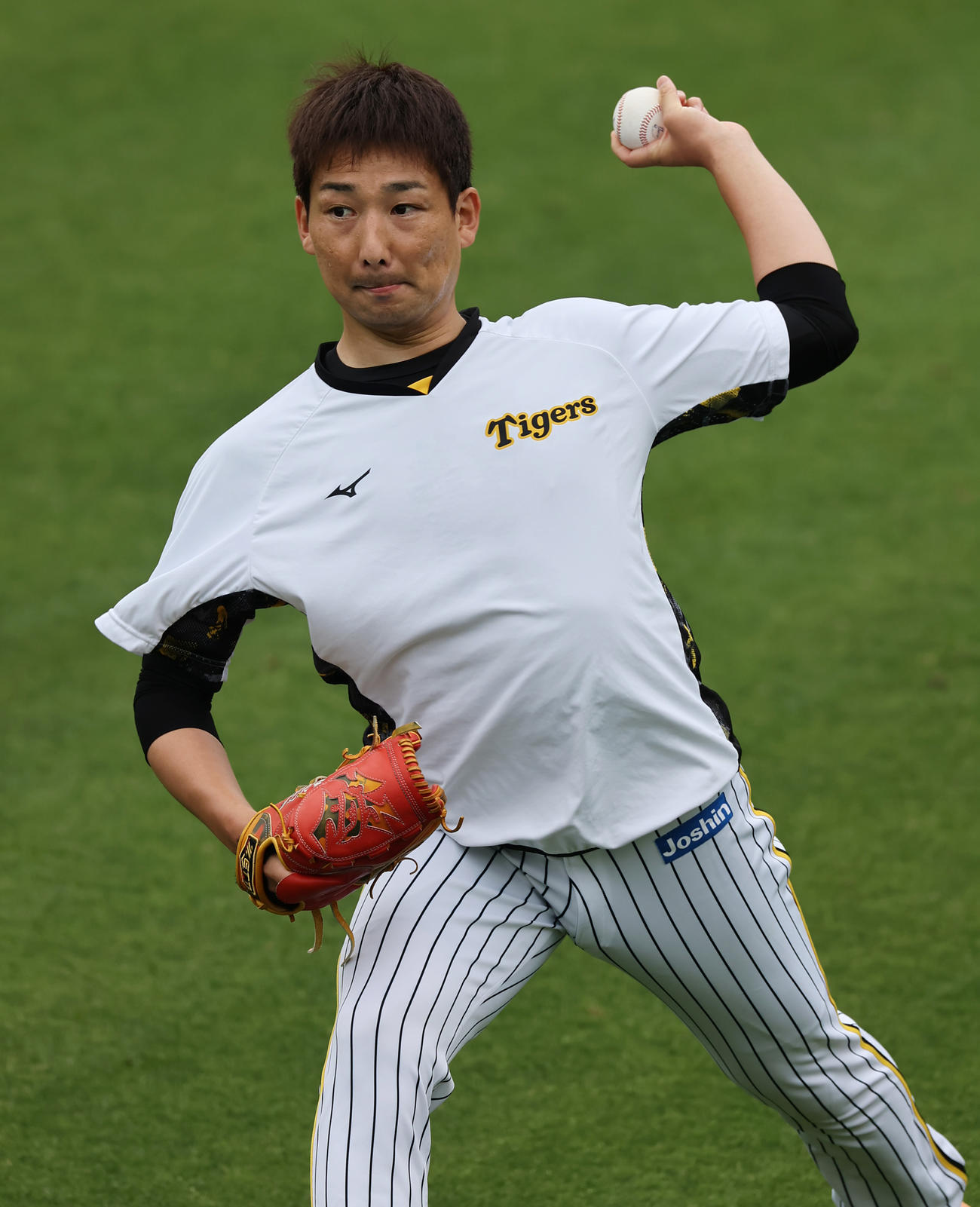 キャッチボールを行う阪神岩崎優（2022年6月15日撮影）