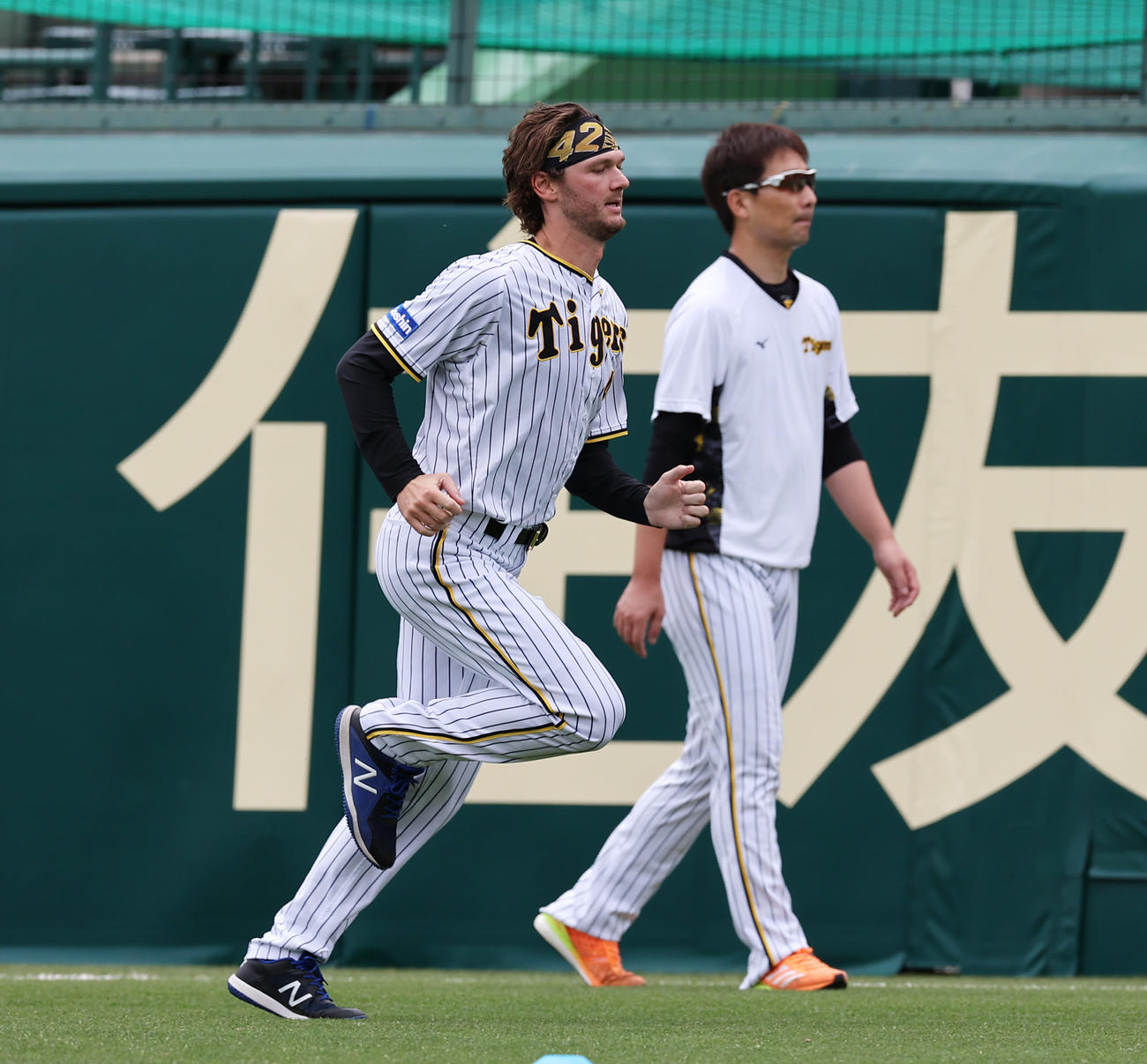 6月15日、練習を行うケラー（左）と岩崎