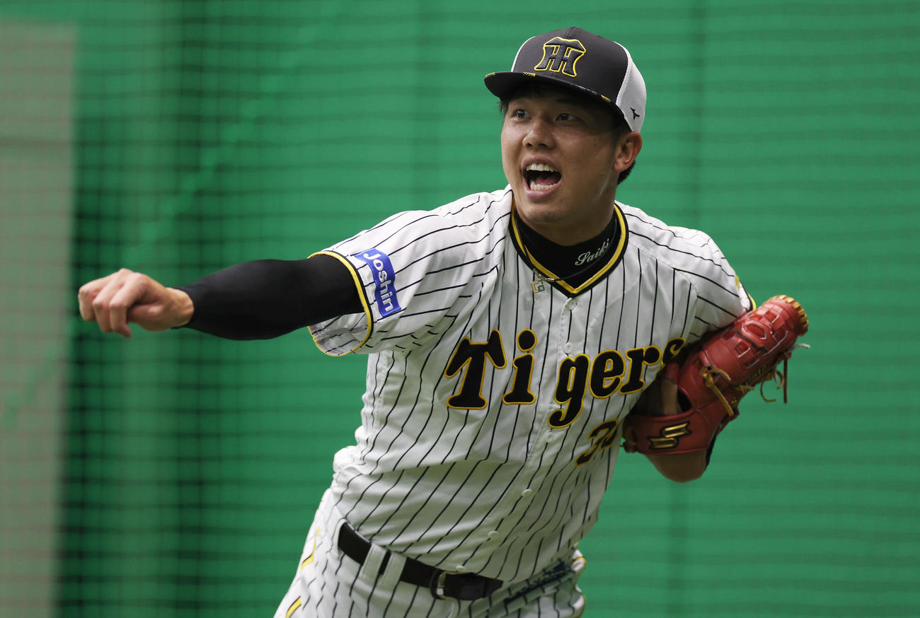 キャッチボールで調整する阪神才木（撮影・前田充）