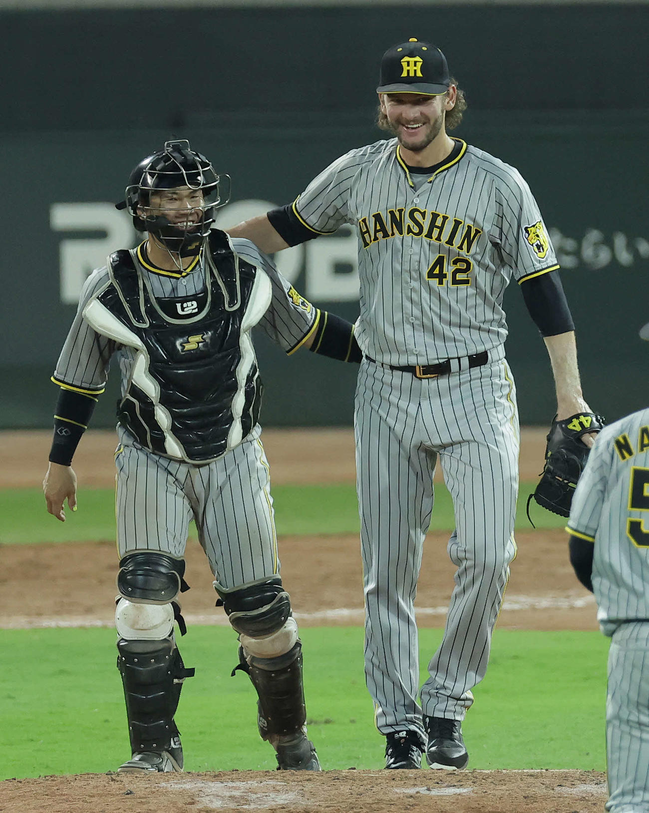 阪神梅野隆太郎（左）（2022年8月7日撮影）
