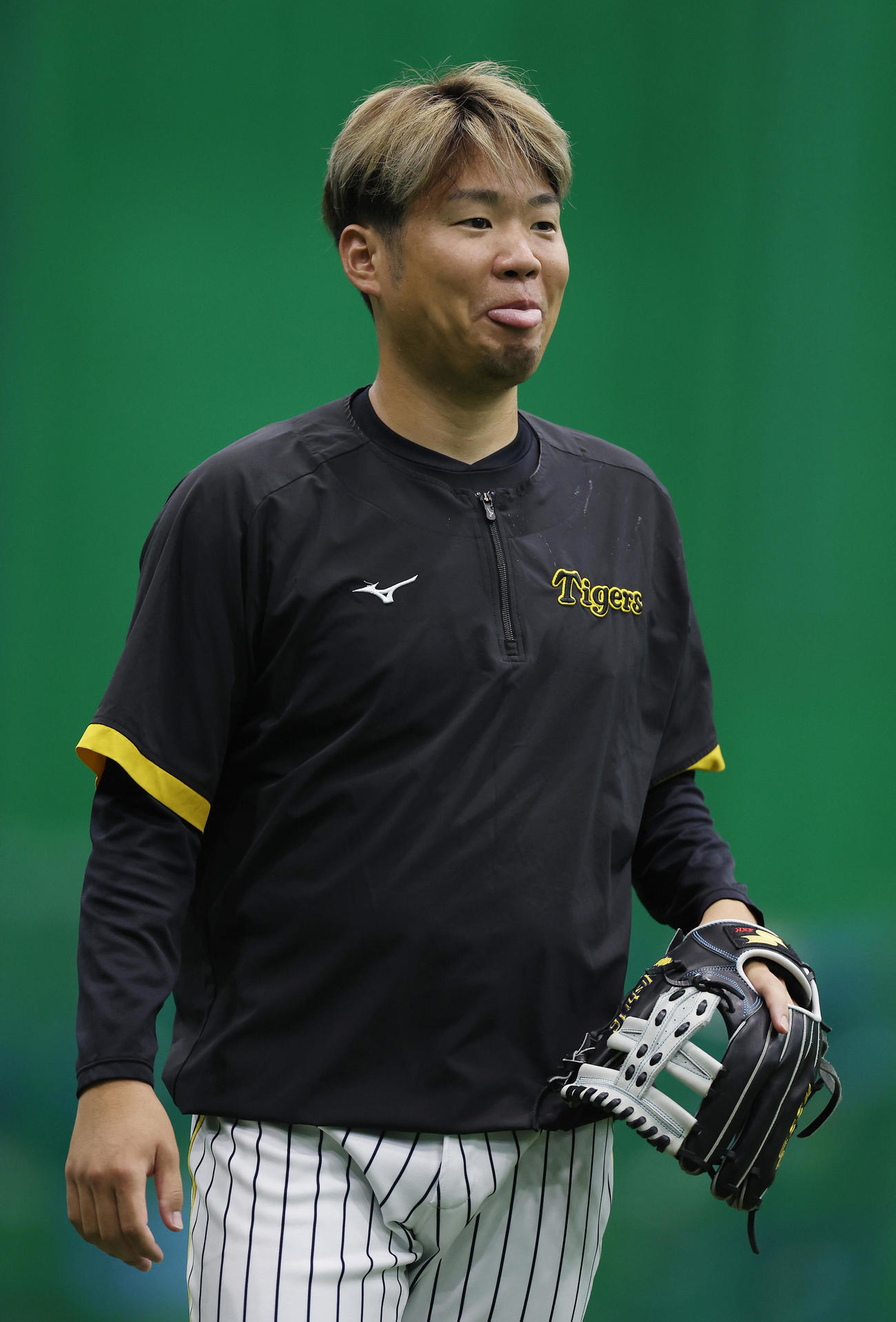 練習中、おどけた表情を見せる阪神西勇（撮影・前田充）