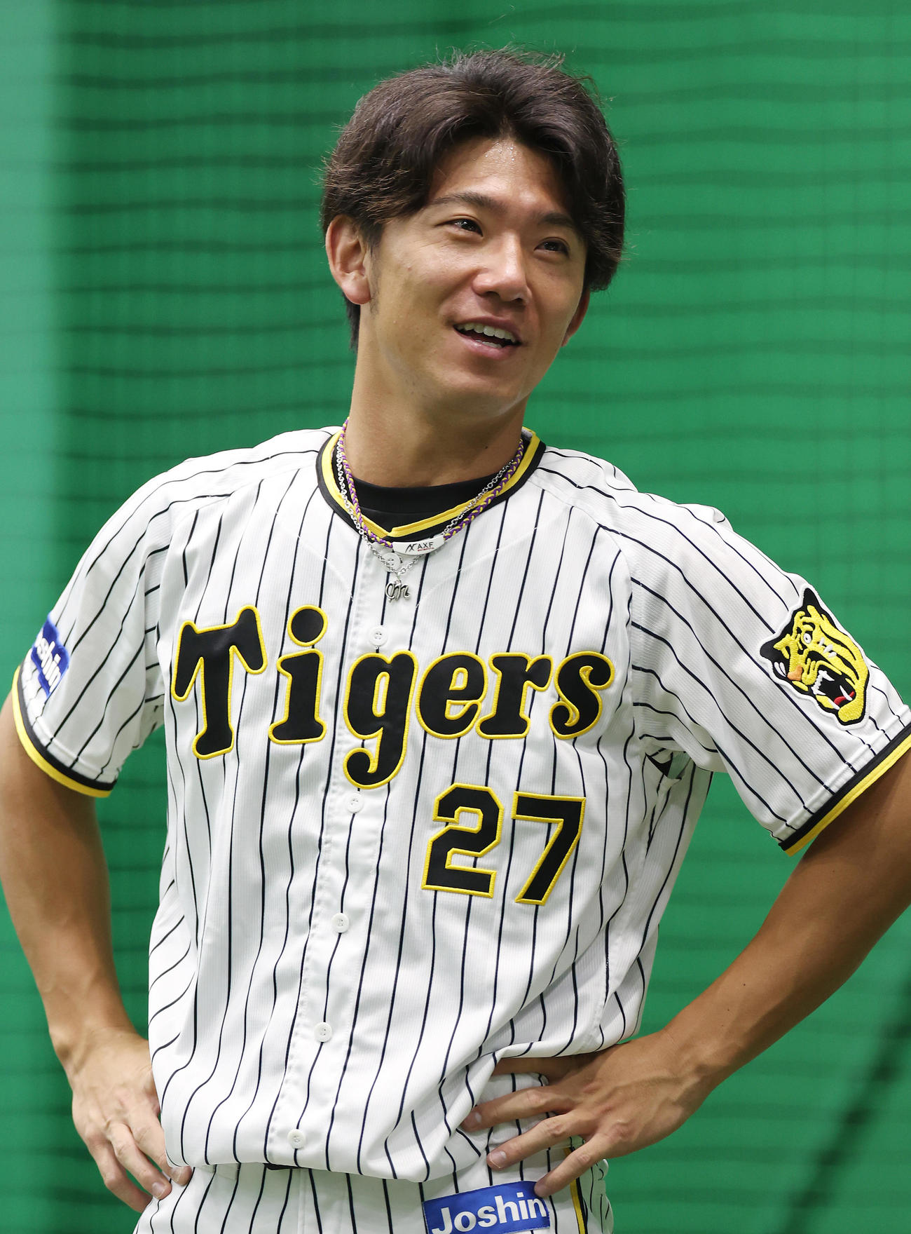 練習前、笑顔を見せる阪神伊藤将（撮影・前田充）
