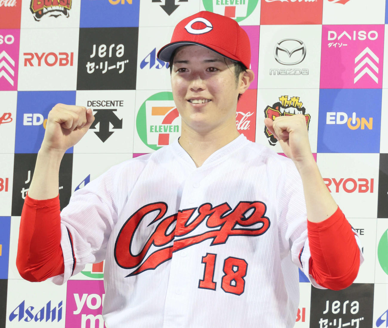 広島対ヤクルト　お立ち台でポーズを決める森下（撮影・加藤孝規）
