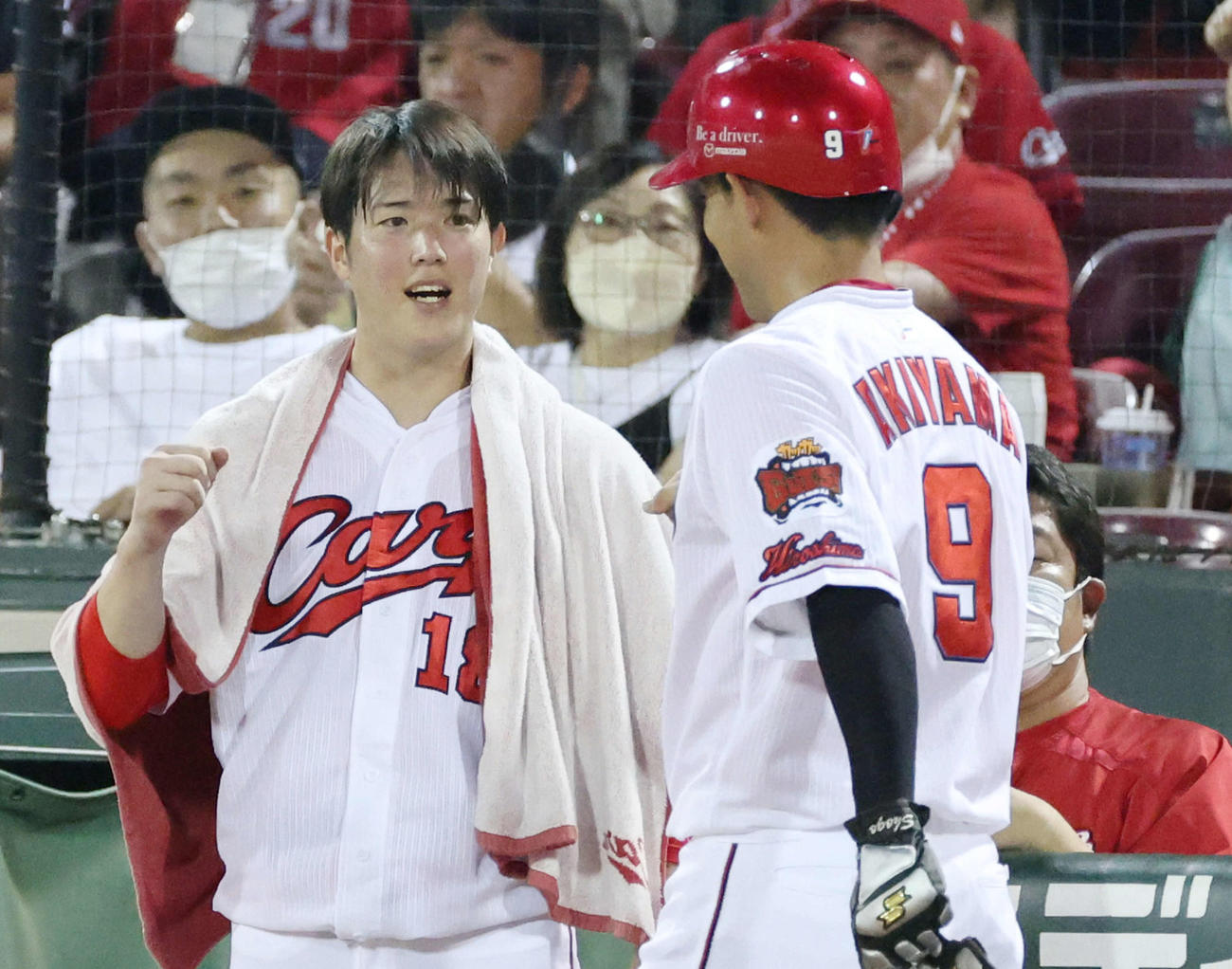 広島対ヤクルト　8回裏広島無死三塁、西川の右適時打で生還した秋山を迎える森下（左）（撮影・加藤孝規）