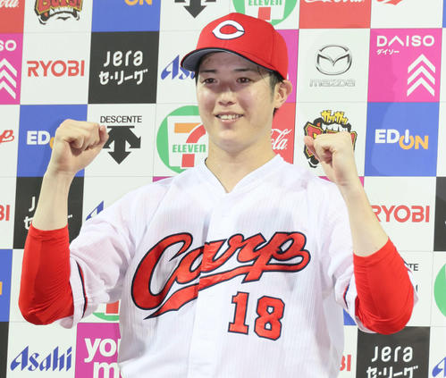 広島対ヤクルト　お立ち台でポーズを決める森下（撮影・加藤孝規）