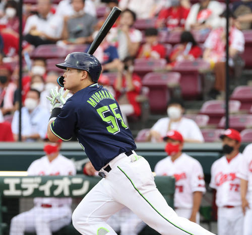 広島対ヤクルト　2回表ヤクルト無死、村上宗隆は中前打を放つ（撮影・加藤孝規）