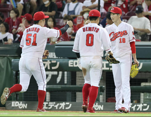 広島対ヤクルト　6回表ヤクルト、好守の小園とベンチ前でグータッチする森下（右）（撮影・加藤孝規）