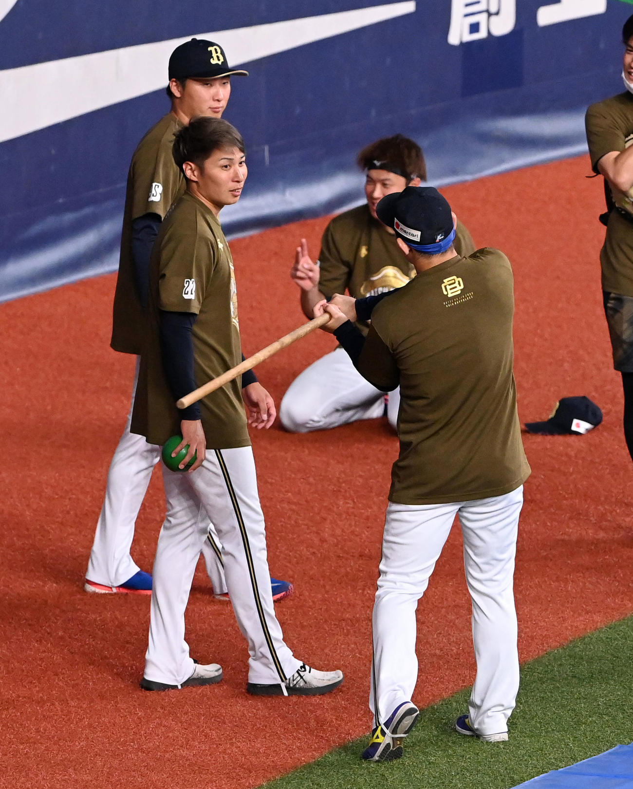 6日、試合前の練習で村西（左）にちょっかいを出す宮城（撮影・前岡正明）