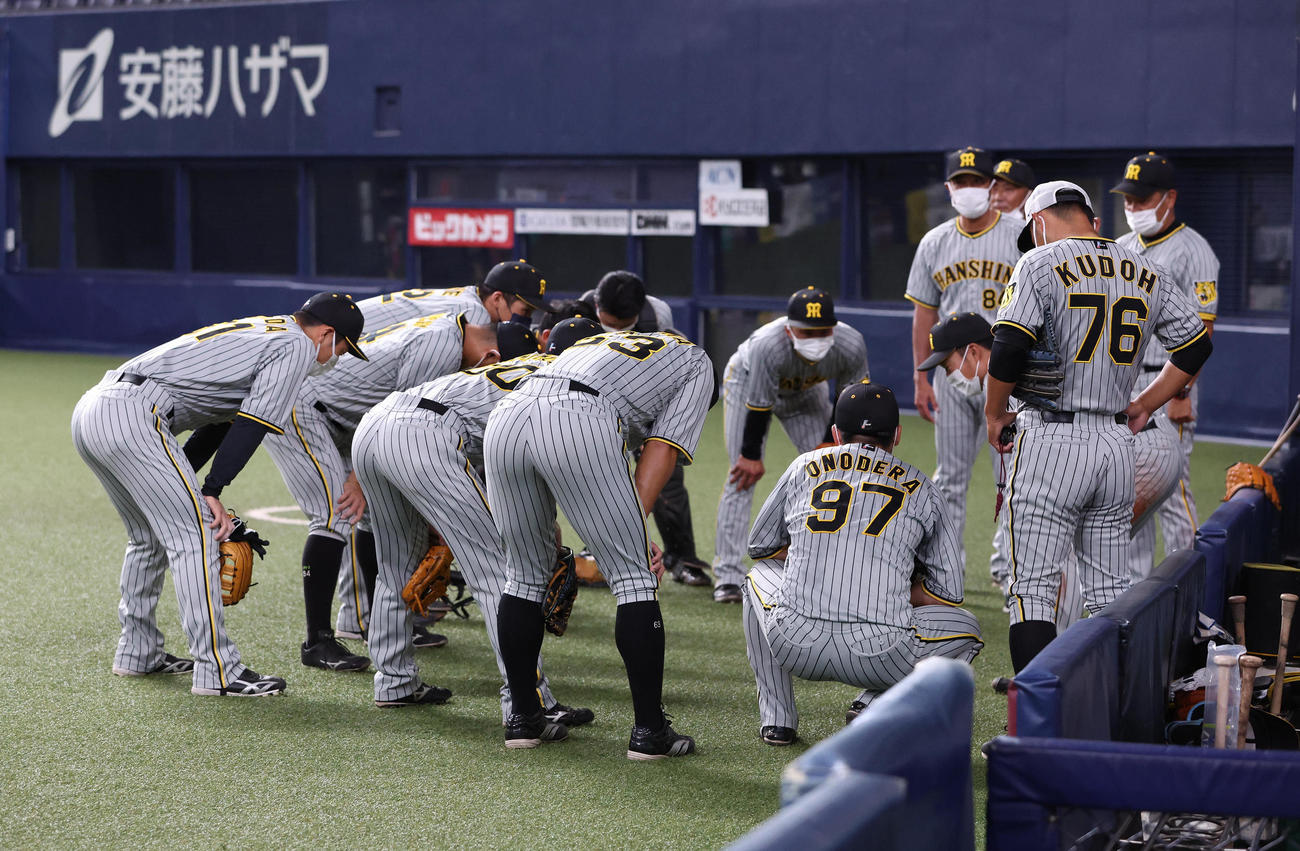 ウエスタン・リーグオリックス対阪神　少ない人数で円陣を組む阪神ナイン（撮影・白石智彦）