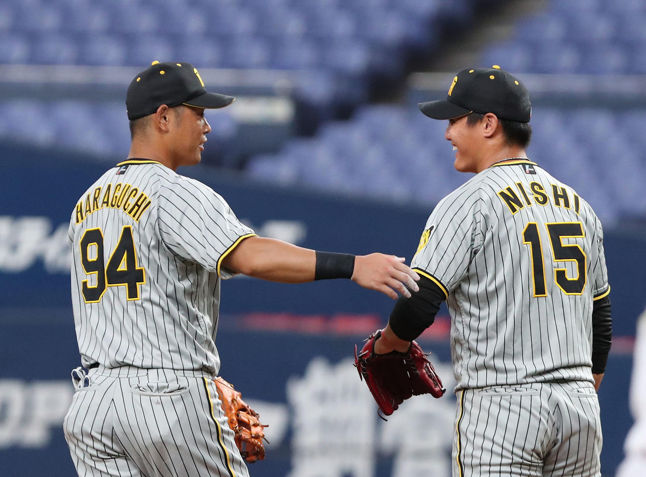 ウエスタン・リーグオリックス対阪神　オリックスに完投勝利した西純（右）をねぎらう原口（撮影・白石智彦）