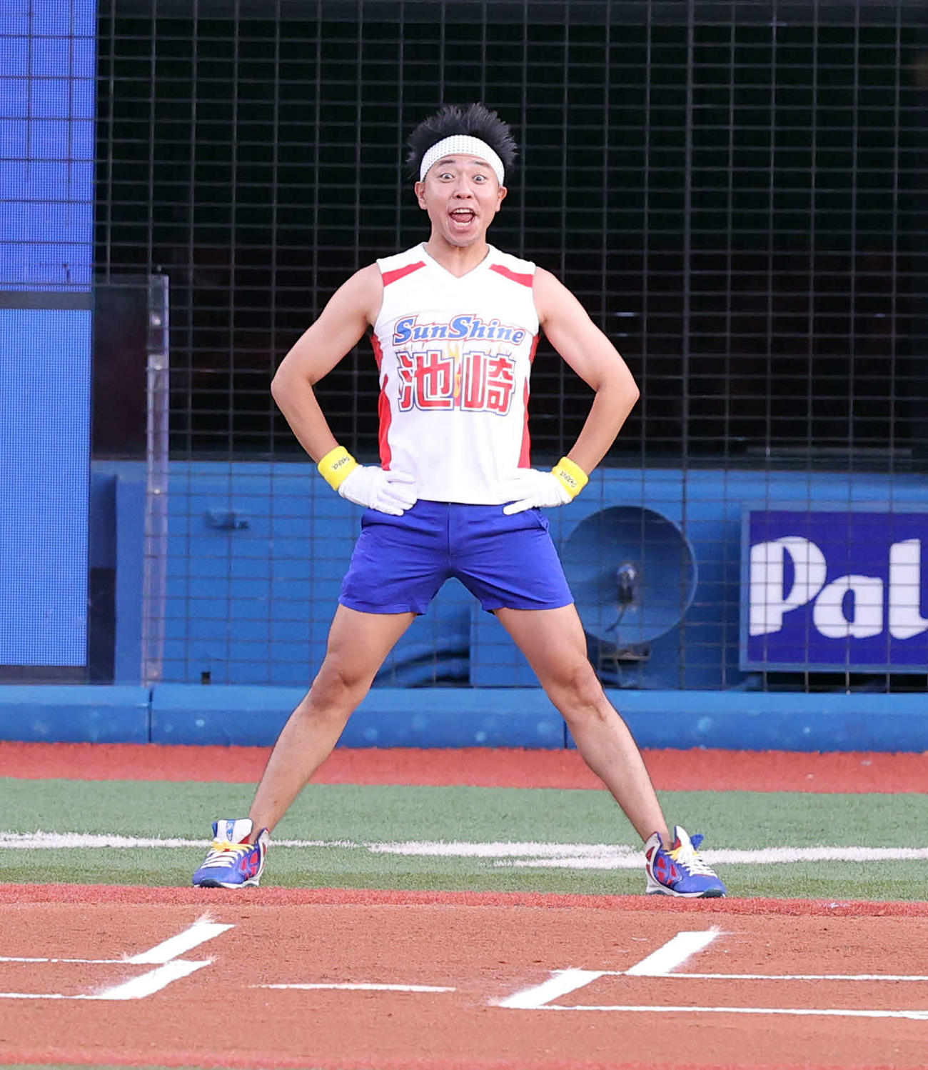 DeNA対阪神　試合前、プレゼンターで登場したサンシャイン池崎（撮影・浅見桂子）