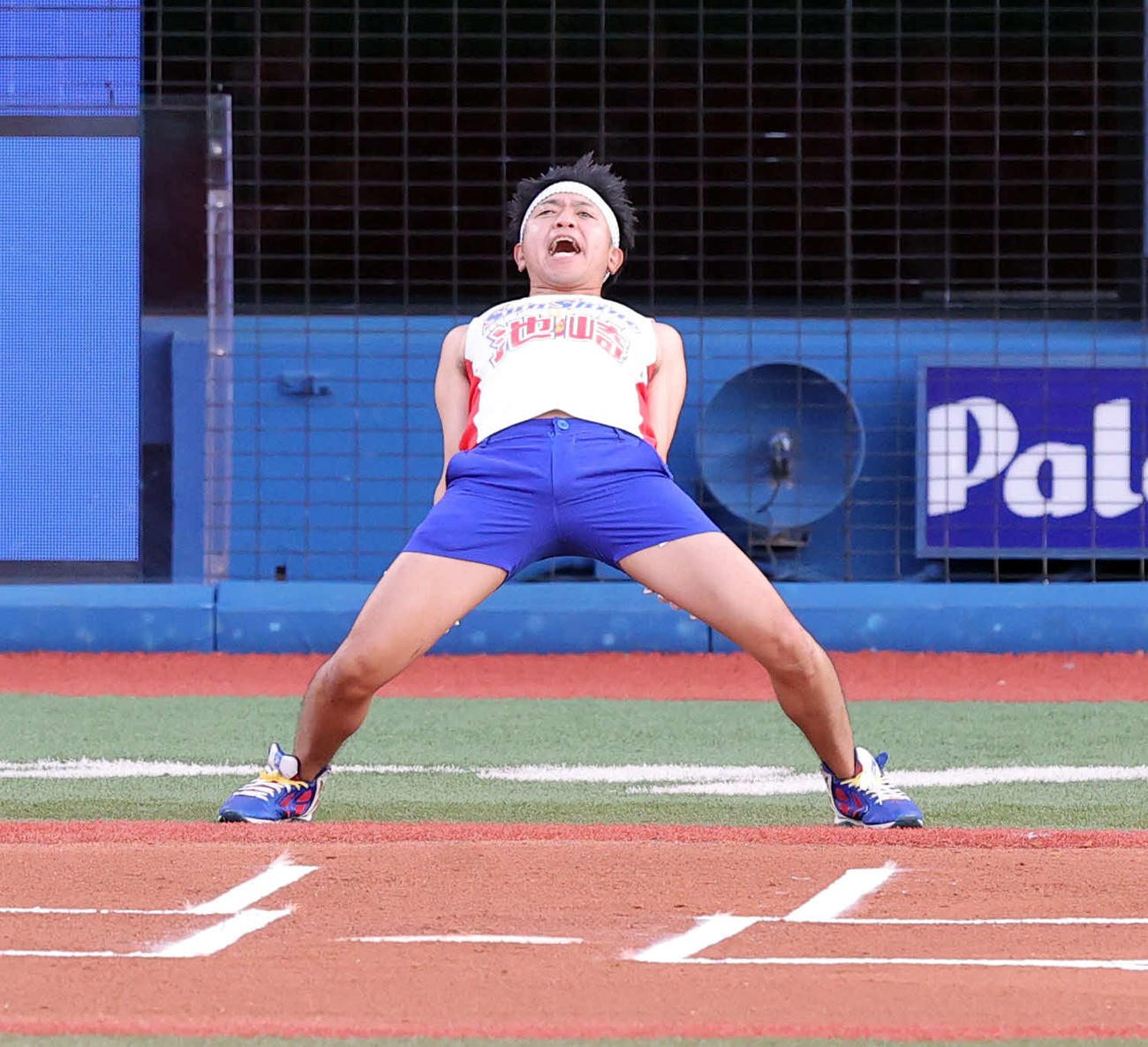 DeNA対阪神　試合前、プレゼンターで登場したサンシャイン池崎（撮影・浅見桂子）