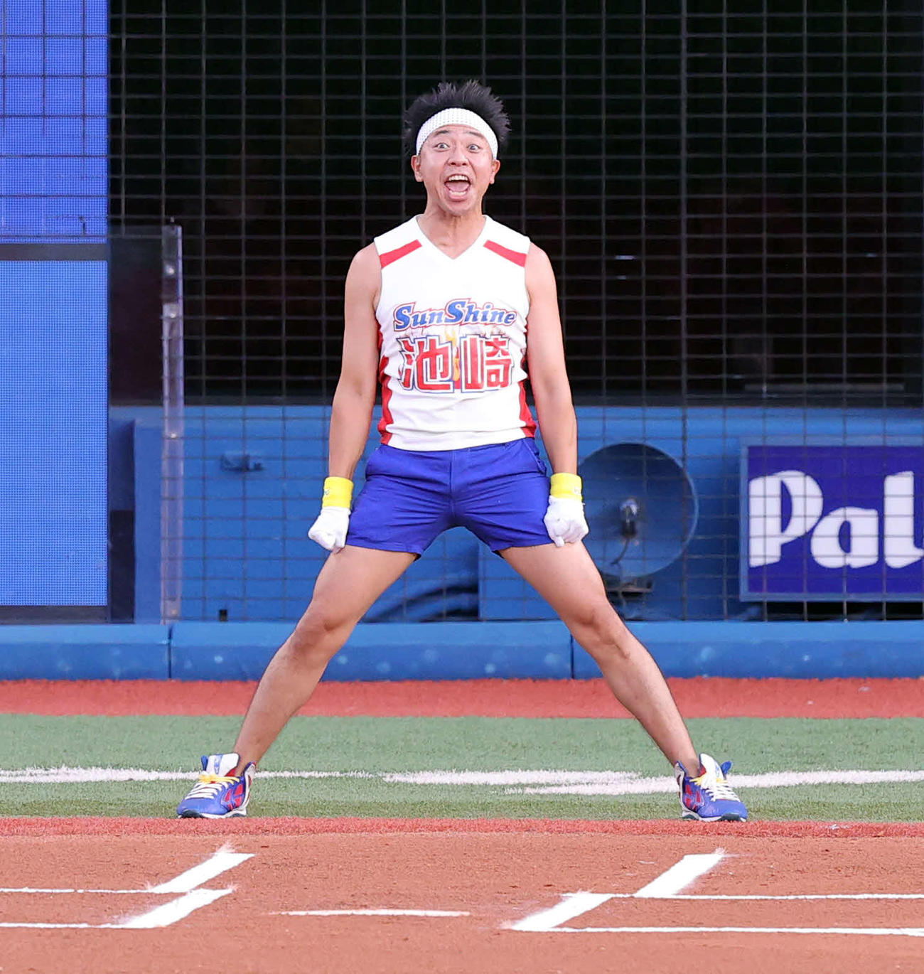 DeNA対阪神　試合前、プレゼンターで登場したサンシャイン池崎（撮影・浅見桂子）