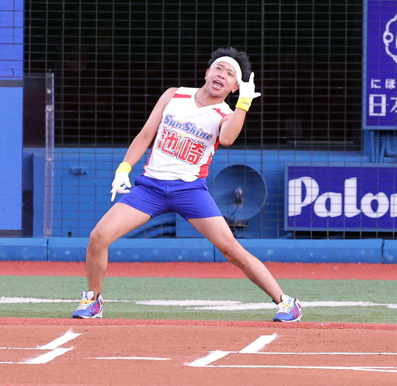DeNA対阪神　試合前、プレゼンターで登場したサンシャイン池崎（撮影・浅見桂子）