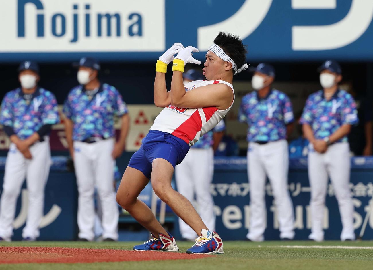 DeNA対阪神　佐野を表彰するサンシャイン池崎（撮影・上田博志）