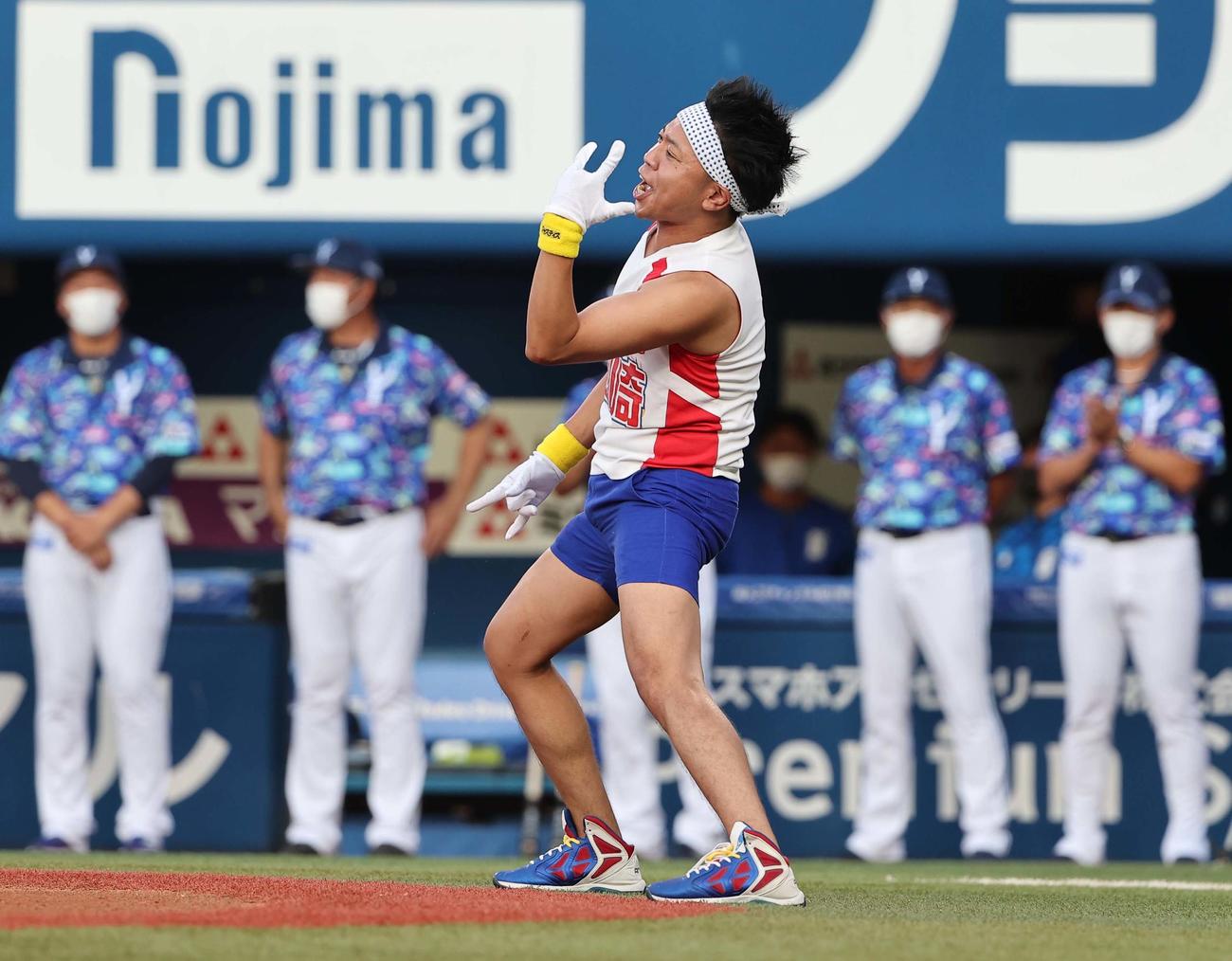 DeNA対阪神　佐野を表彰するサンシャイン池崎（撮影・上田博志）
