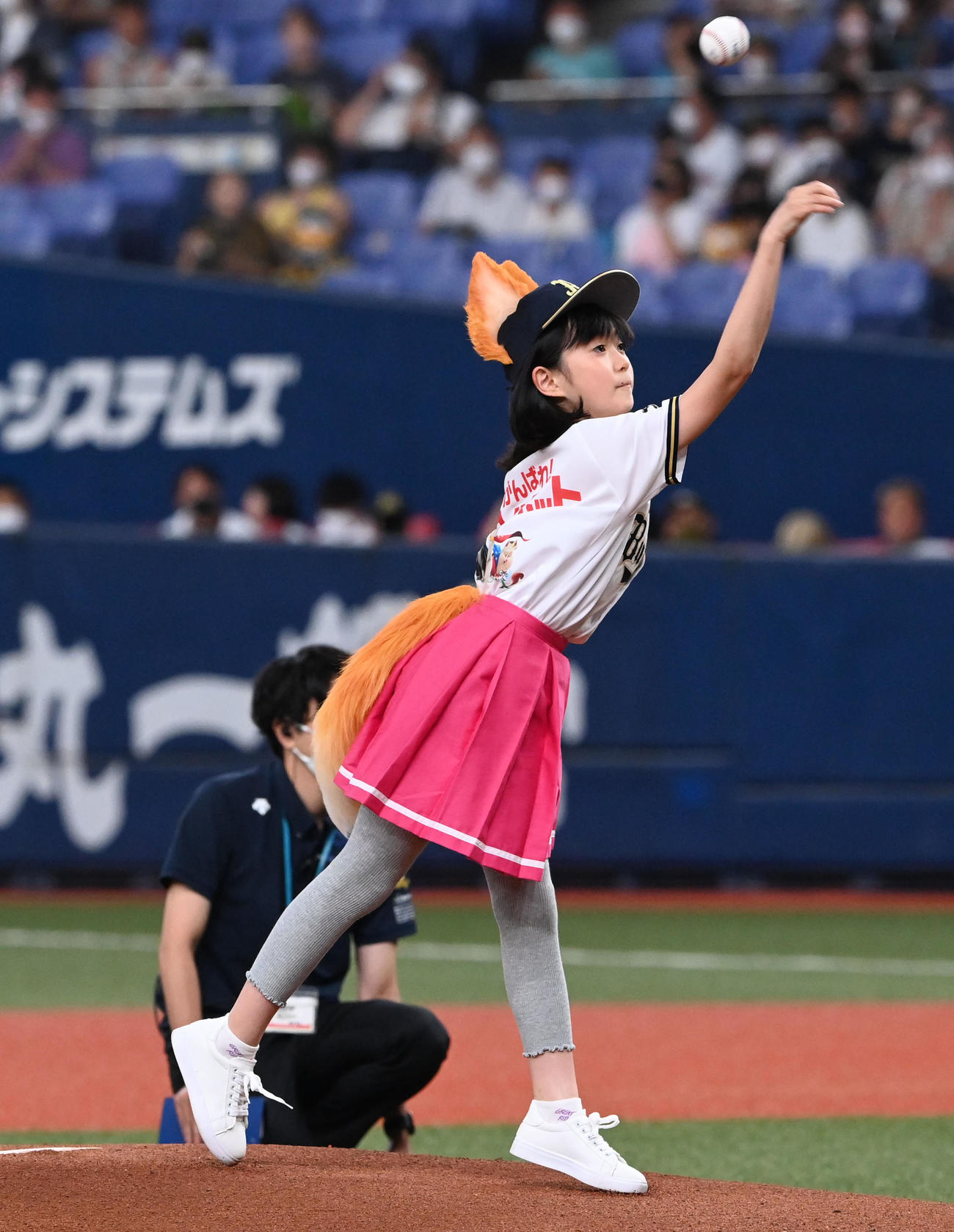 オリックス対楽天　始球式を務めた市川ぼたん（撮影・前岡正明）