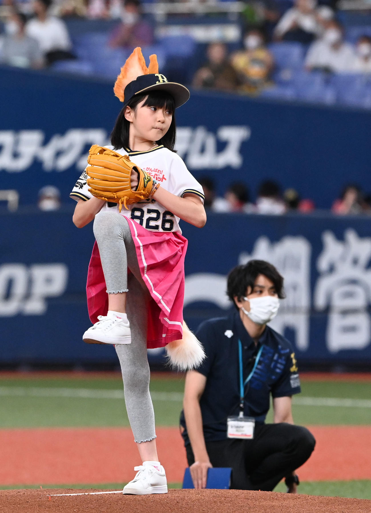 オリックス対楽天　始球式を務める市川ぼたん（左）と話す市川海老蔵（撮影・前岡正明）