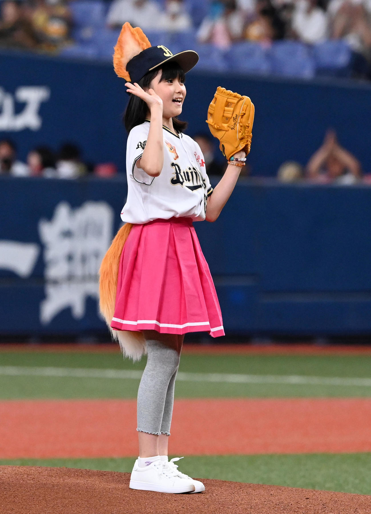 オリックス対楽天　始球式を務め笑顔を見せる市川ぼたん（撮影・前岡正明）