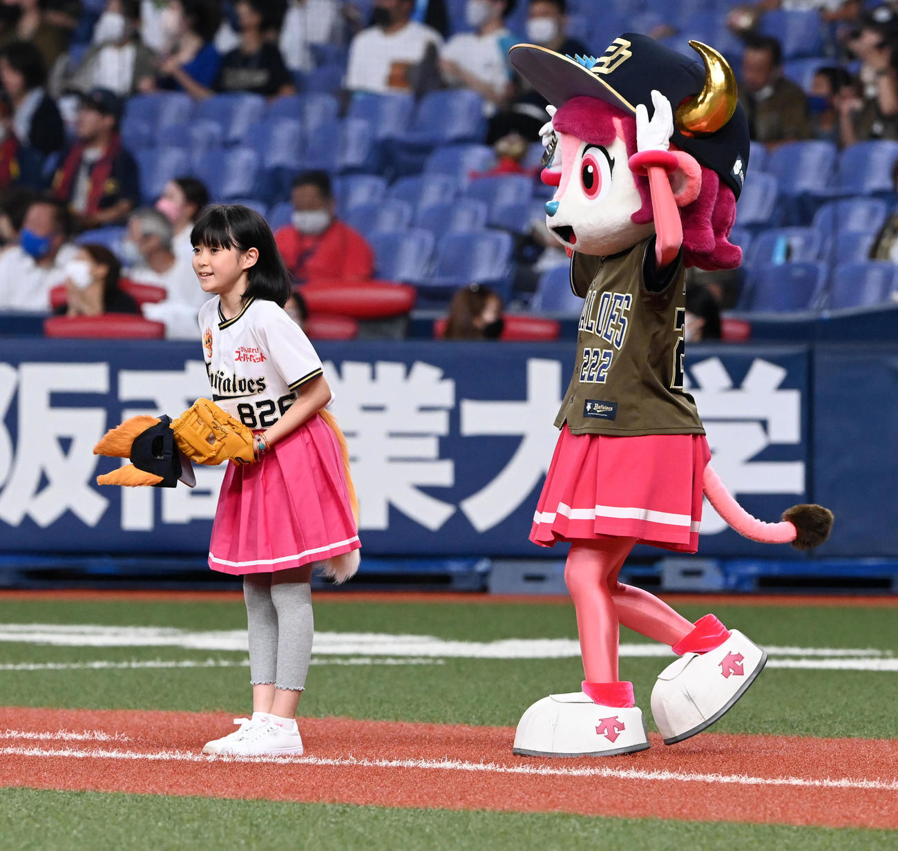 オリックス対楽天　始球式のためマウンドに向かう市川ぼたん（撮影・前岡正明）