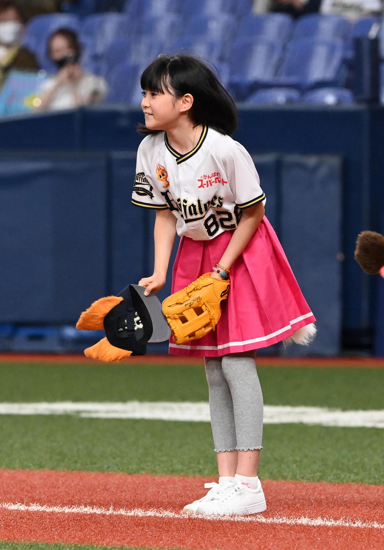 オリックス対楽天　始球式を務め一礼して引き揚げる市川ぼたん（撮影・前岡正明）
