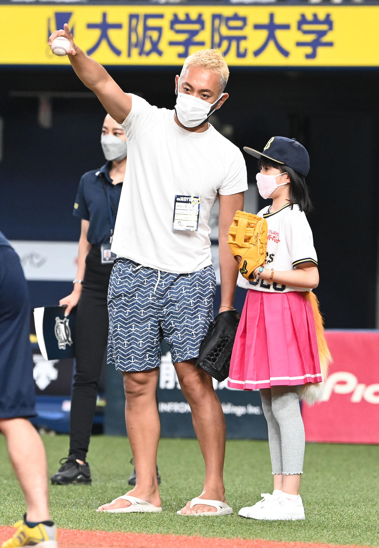 オリックス対楽天　始球式を務める市川ぼたん（右）と話す市川海老蔵（撮影・前岡正明）