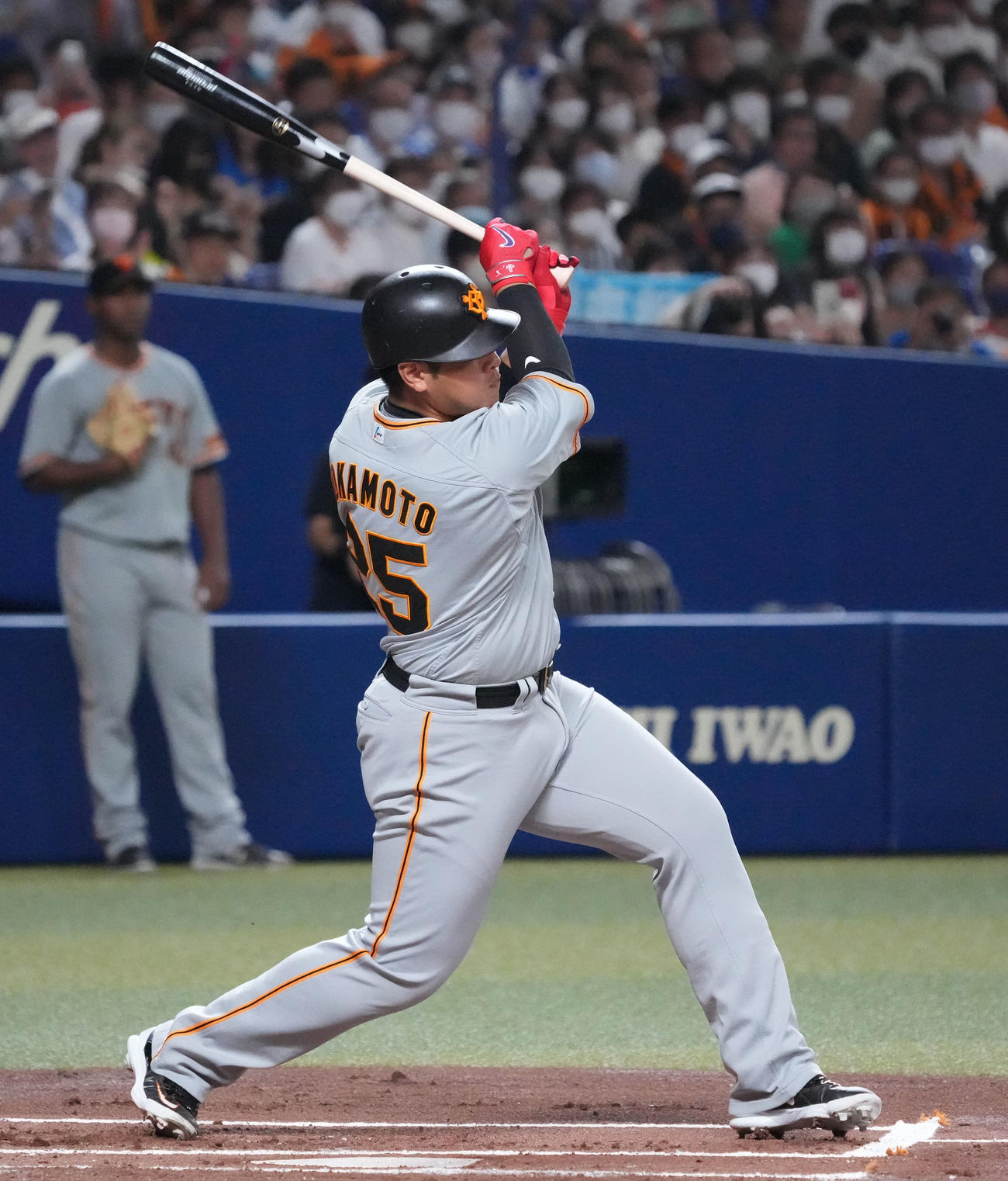 中日対巨人　1回表巨人2死二塁、右適時打を放つ岡本和（撮影・森本幸一）