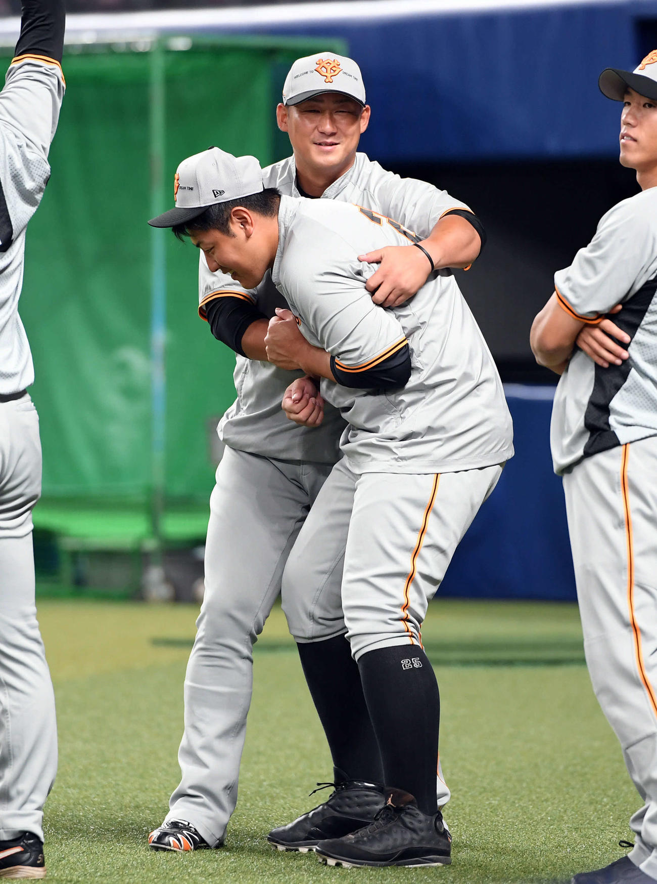 中日対巨人　試合前、じゃれ合う巨人中田と岡本和（撮影・たえ見朱実）