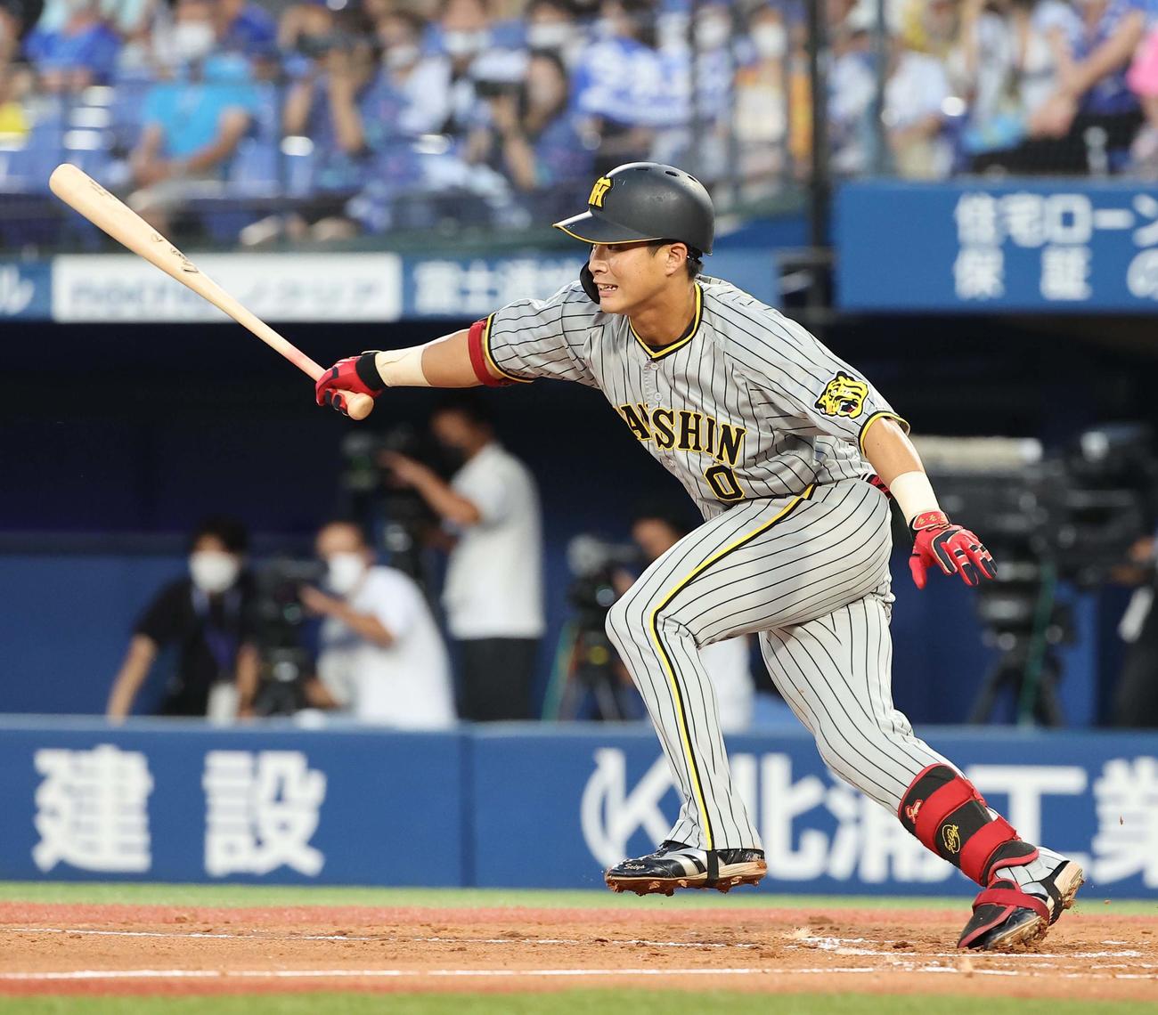 DeNA対阪神　2回表阪神2死二塁、木浪は中前に適時打を放つ（撮影・上田博志）