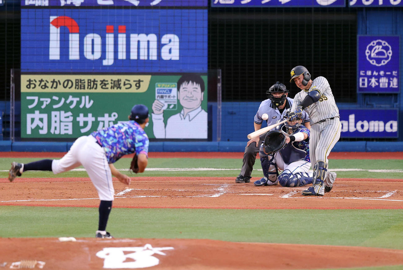DeNA対阪神　2回表阪神1死二塁、陽川は先制適時打を放つ。投手今永（撮影・浅見桂子）