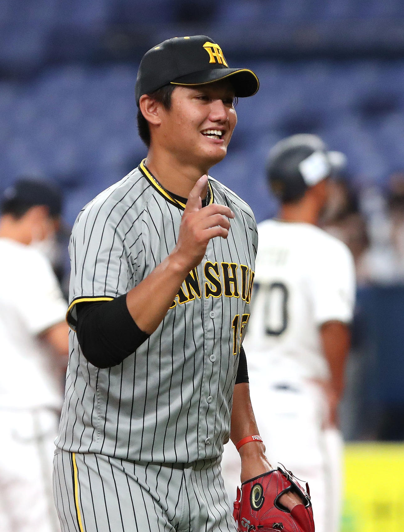 ウエスタン・リーグオリックス対阪神　オリックスに完投勝利して笑顔で引き揚げる西純（撮影・白石智彦）
