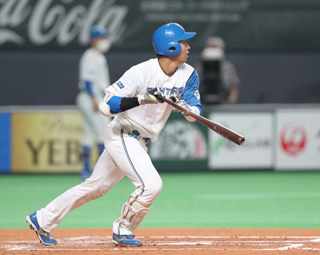 日本ハム対西武　2回裏日本ハム2死三塁、中前適時打を放つ古川裕（撮影・黒川智章）