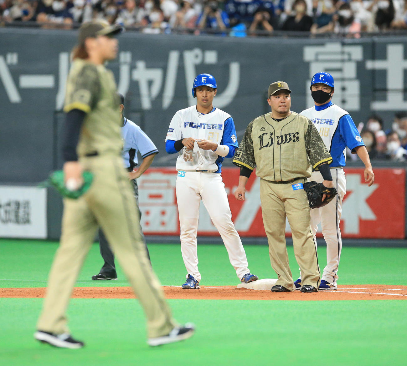 日本ハム対西武　2回裏日本ハム2死三塁、古川裕（中央）は先制となる中前適時打を放つ。左手前は打たれた高橋（撮影・佐藤翔太）