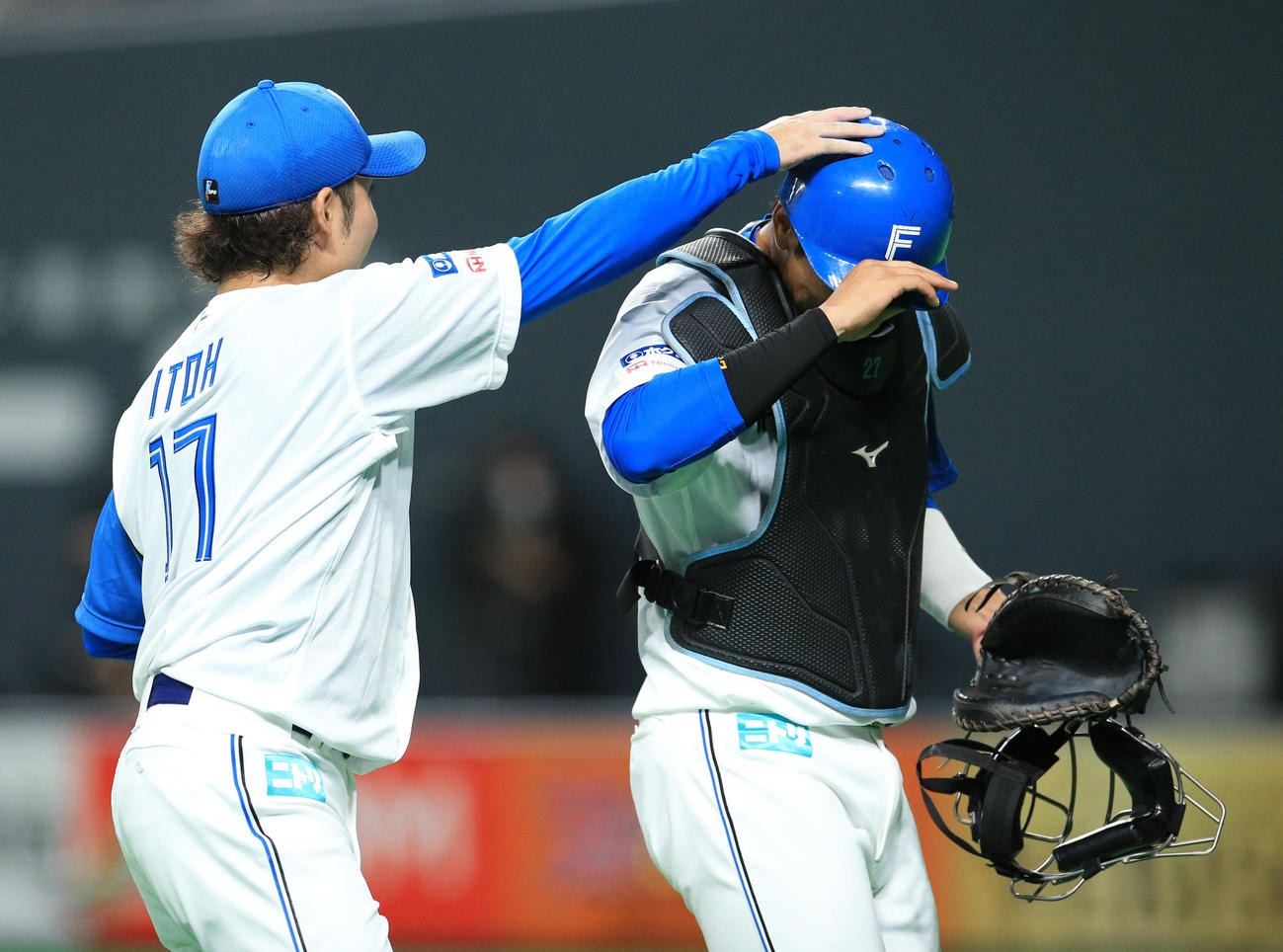 日本ハム対西武　伊藤（左）は軽く古川裕の頭をたたきながらベンチに戻る（撮影・佐藤翔太）
