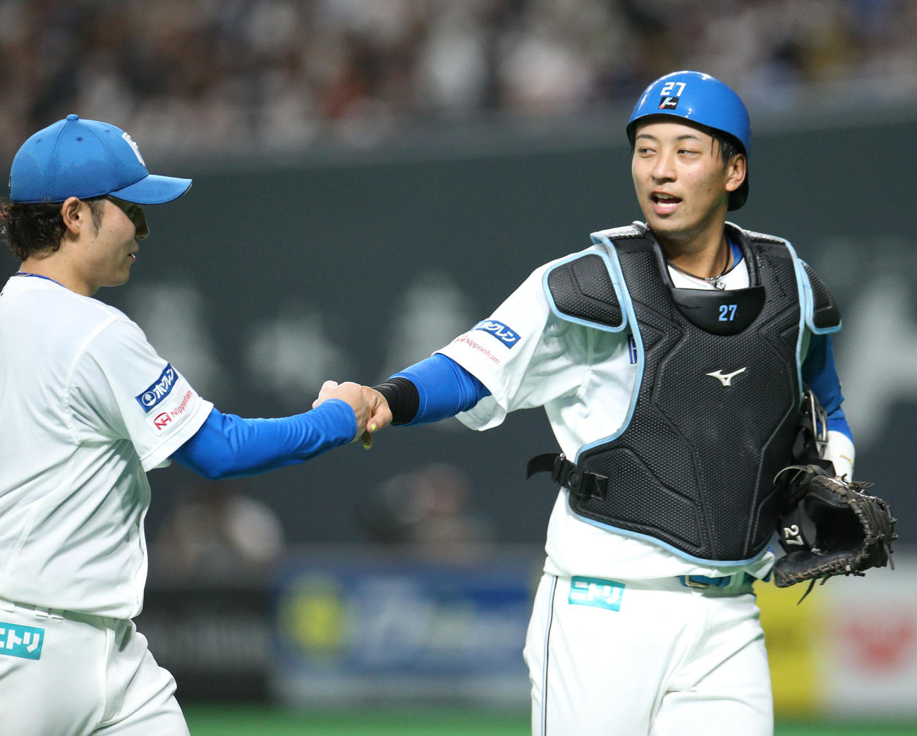 日本ハム対西武　3回表を無失点に抑えグータッチをする伊藤（左）と古川裕（撮影・佐藤翔太）