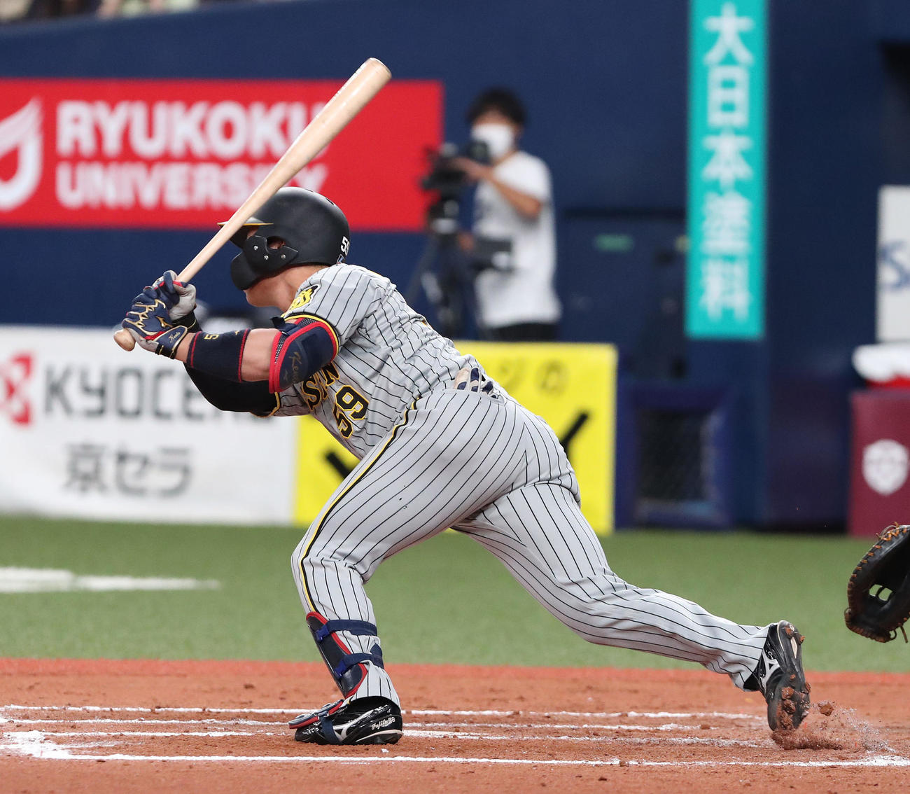 ウエスタン・リーグオリックス対阪神　8回表阪神1死二塁、藤田健斗は中越え適時二塁打を放つ（撮影・白石智彦）